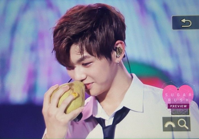5 idol Kpop có thói quen siêu yêu: Irene hay ngửi ống tay áo