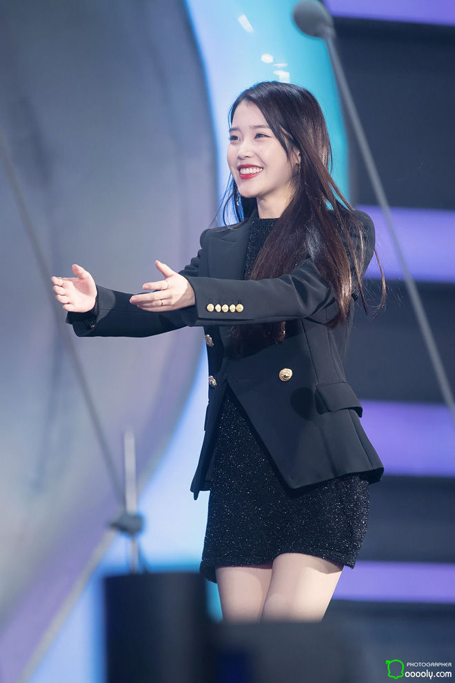 5 idol Kpop có thói quen siêu yêu: Irene hay ngửi ống tay áo