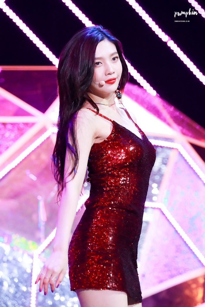 7 idol Kpop diện loạt outfit đỏ đỉnh cao, chứng tỏ nhan sắc sáng tỏa