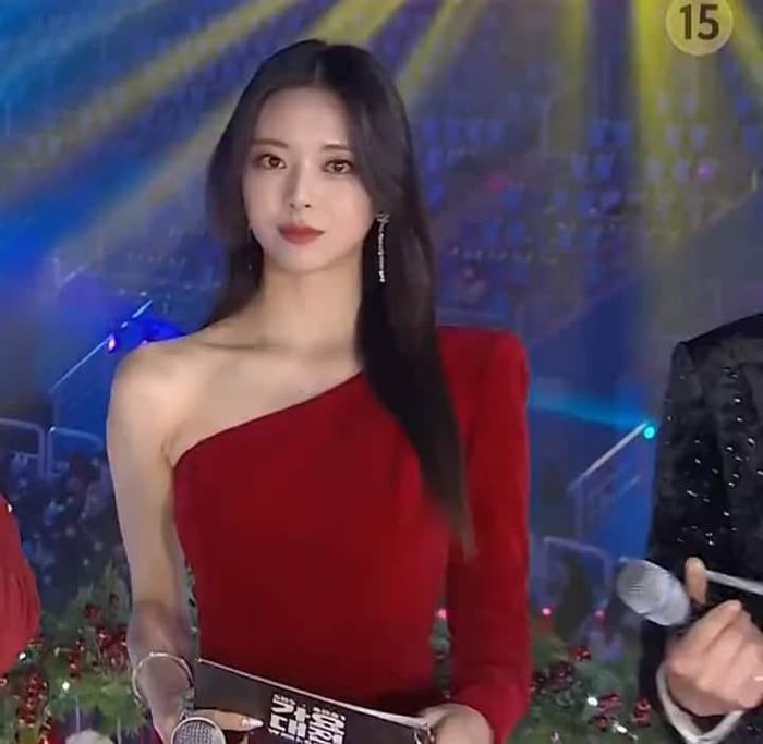 7 idol Kpop diện loạt outfit đỏ đỉnh cao, chứng tỏ nhan sắc sáng tỏa