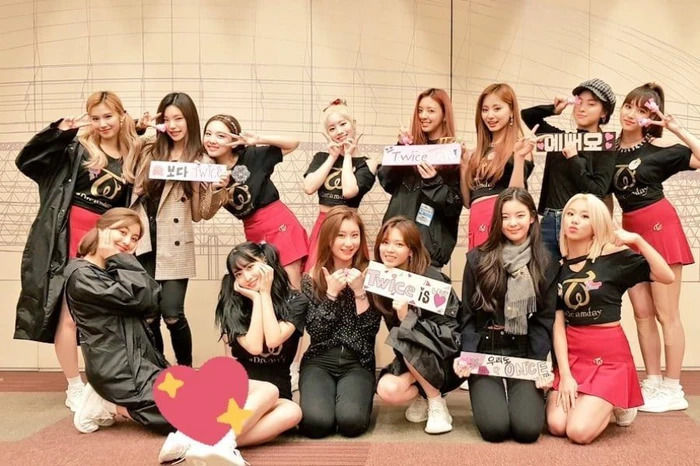 Kệ fan khẩu chiến, idol Kpop vẫn dính như sam: Lisa ủng hộ TWICE