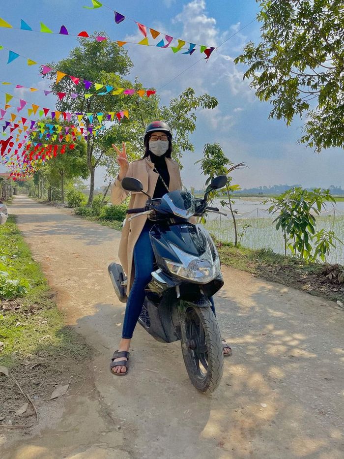 Khi dàn Hoa Hậu Vbiz chạy xe máy: Đỗ Thị Hà đi chợ mua rau cho ba mẹ