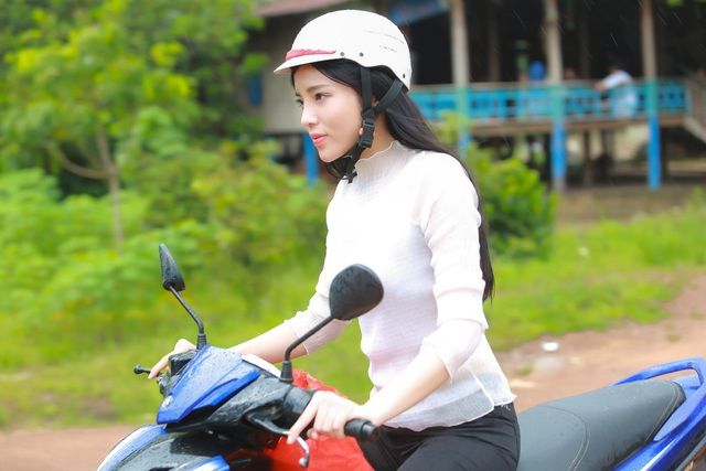 Khi dàn Hoa Hậu Vbiz chạy xe máy: Đỗ Thị Hà đi chợ mua rau cho ba mẹ
