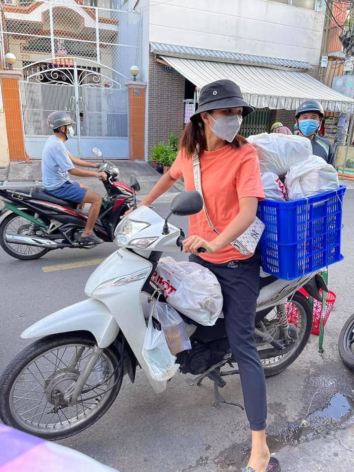 Khi dàn Hoa Hậu Vbiz chạy xe máy: Đỗ Thị Hà đi chợ mua rau cho ba mẹ