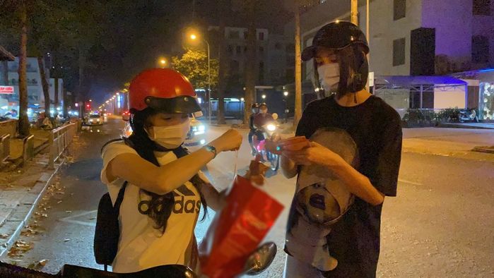 Khi dàn Hoa Hậu Vbiz chạy xe máy: Đỗ Thị Hà đi chợ mua rau cho ba mẹ