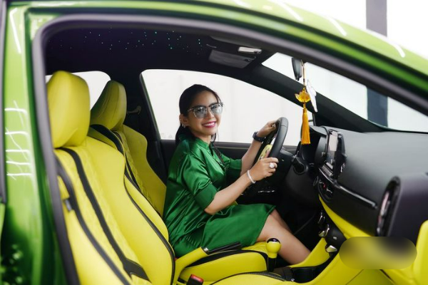 Sao Việt vung tiền tân trang xe: Di Băng 500 triệu vẫn thua Ngọc Trinh