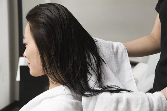 Chồng không cho vợ ra tiêm gội đầu vì sợ tốn tiền