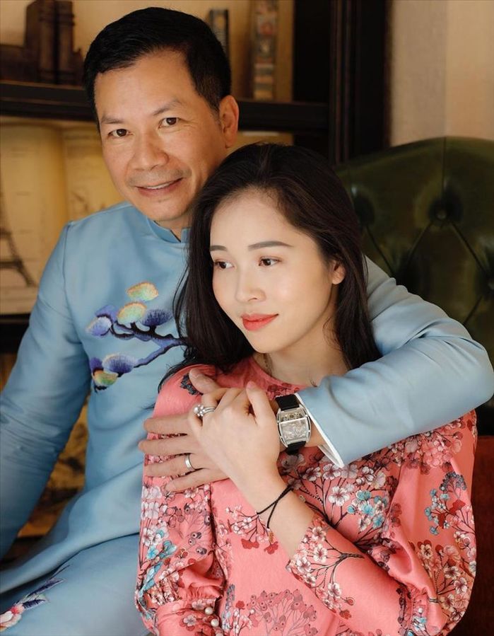 Cận cảnh tổ ấm 5 sao của Shark Hưng và vợ Á hậu kém 16 tuổi