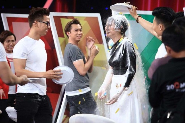 Khó nhận ra sao Việt sau trò tắm bột: Lan Ngọc chắc tắm 1 ngày mới hết