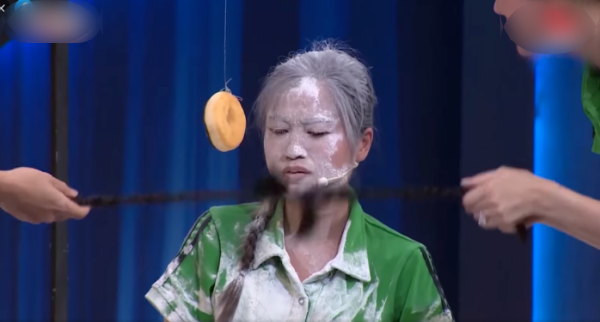 Khó nhận ra sao Việt sau trò tắm bột: Lan Ngọc chắc tắm 1 ngày mới hết