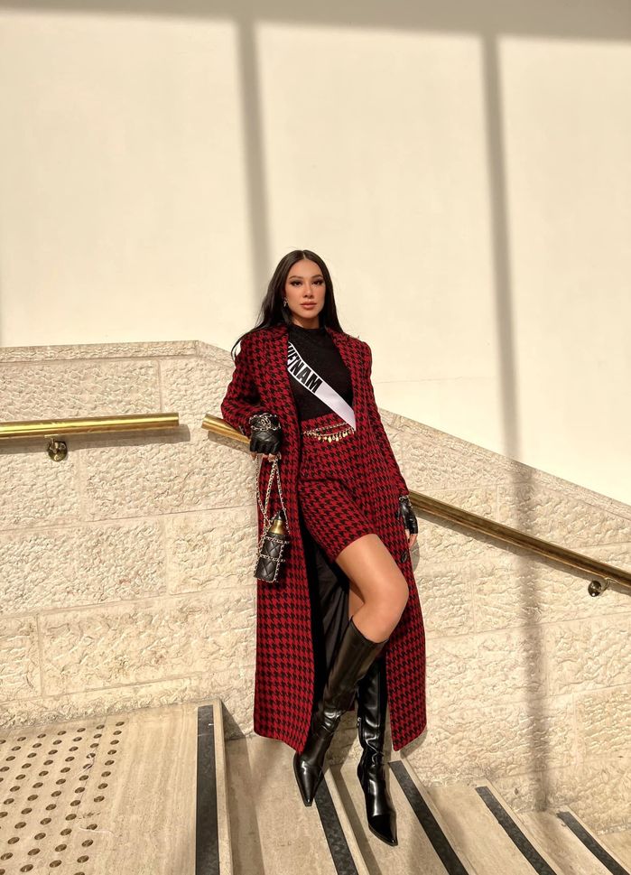 Kim Duyên chiêu đãi các bạn cùng thi Miss Universe món khô gà lá chanh