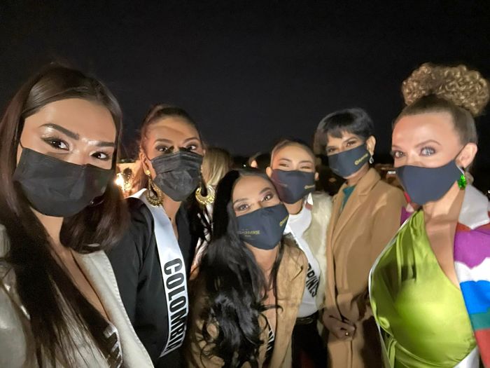Kim Duyên chiêu đãi các bạn cùng thi Miss Universe món khô gà lá chanh