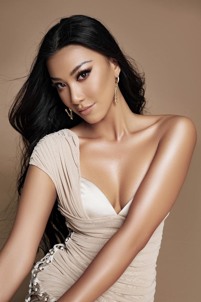 Kim Duyên chiêu đãi các bạn cùng thi Miss Universe món khô gà lá chanh