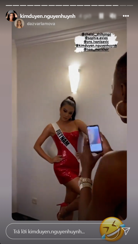 Kim Duyên chiêu đãi các bạn cùng thi Miss Universe món khô gà lá chanh