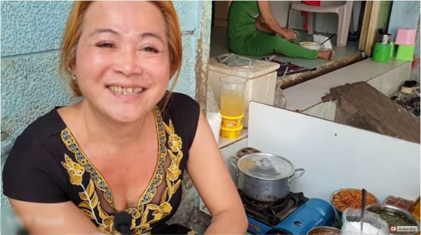 Quán ốc mở bán 8h buổi sáng suốt 20 năm toàn khách quen vào ăn