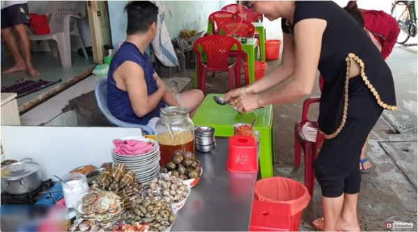 Quán ốc mở bán 8h buổi sáng suốt 20 năm toàn khách quen vào ăn