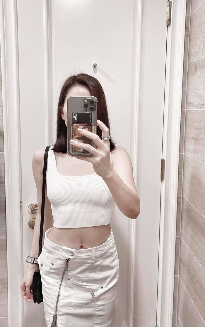 Lệ Quyên selfie khoe eo thon nhưng tấm thẻ đen mới là tâm điểm