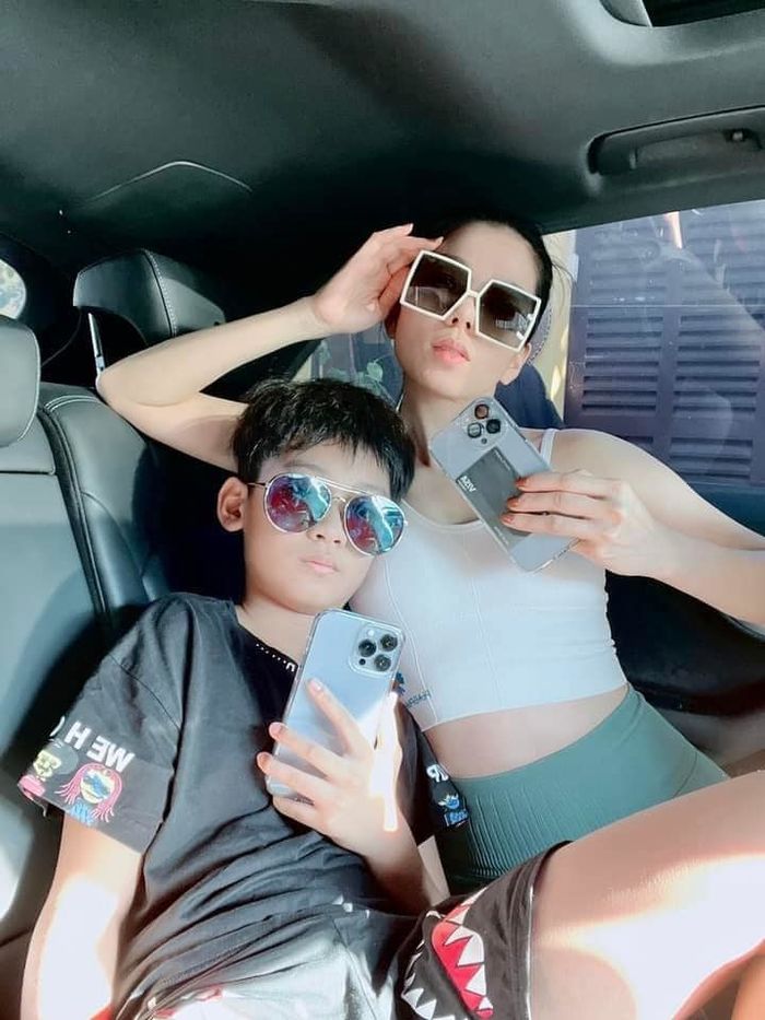 Lệ Quyên selfie khoe eo thon nhưng tấm thẻ đen mới là tâm điểm