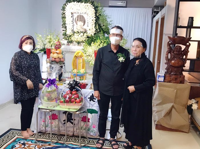 Lễ tang NSƯT Thanh Kim Huệ: Người gửi hoa, người đến tiễn biệt