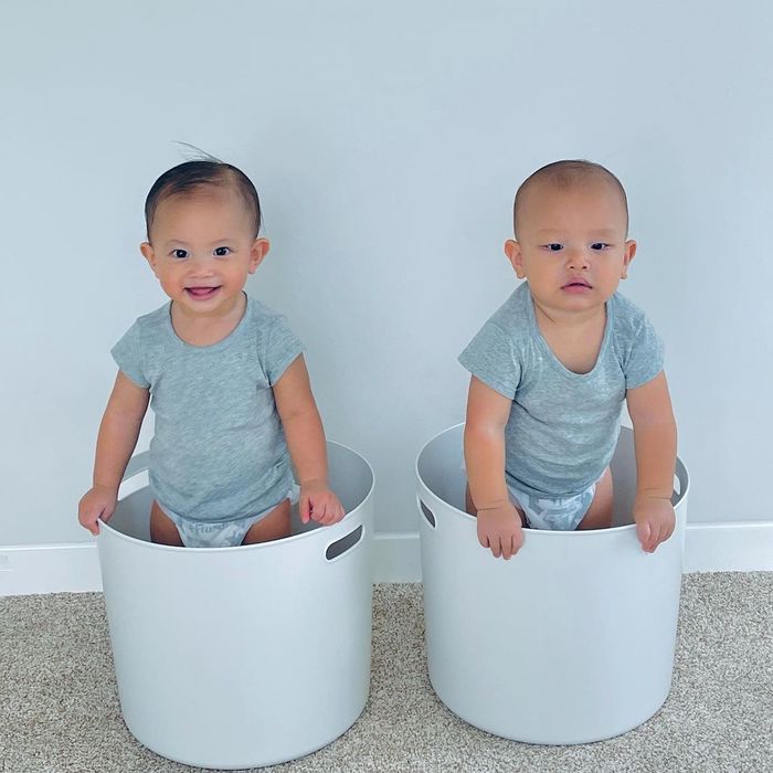 Lisa mới hơn 1 tuổi đã tự lập, bốc ăn ngon lành hơn hẳn cậu ú Leon
