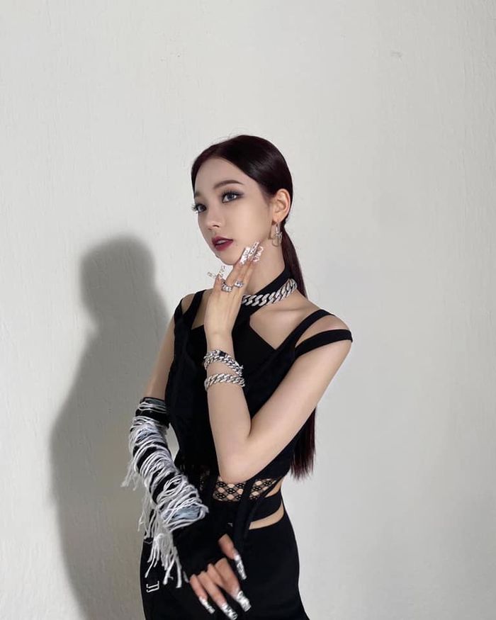 Liz (IVE) có visual chuẩn SM, netizen réo gọi cả dàn bông SM