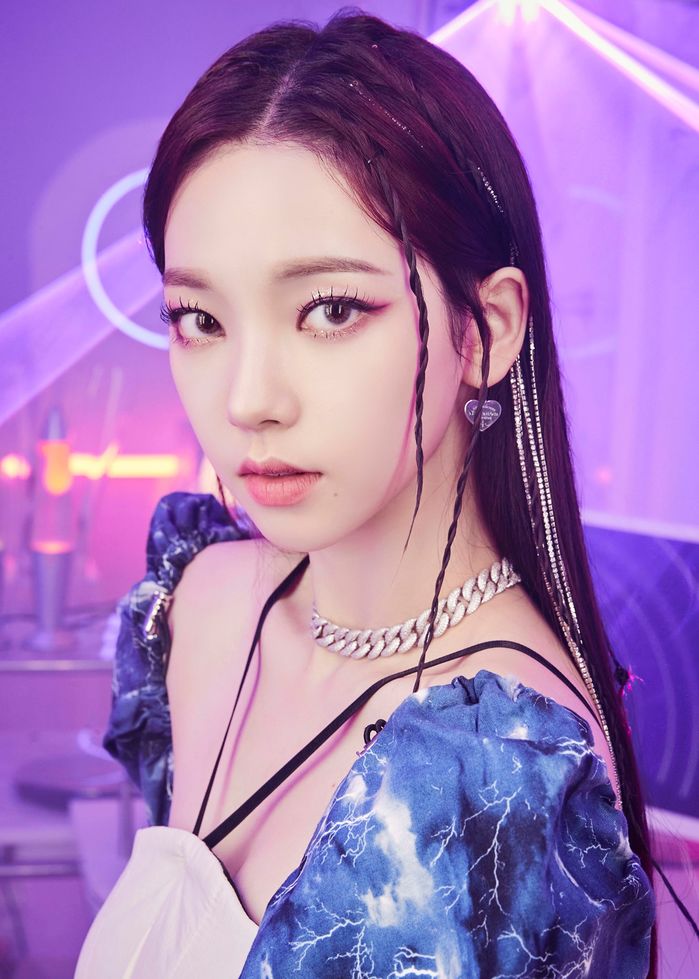 Liz (IVE) có visual chuẩn SM, netizen réo gọi cả dàn bông SM