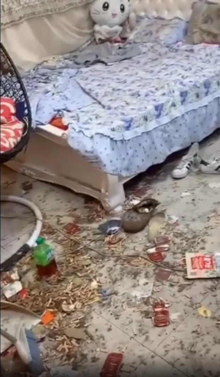 Phòng ngủ bẩn như bãi rác của nữ streamer xứ Trung gây phẫn nộ