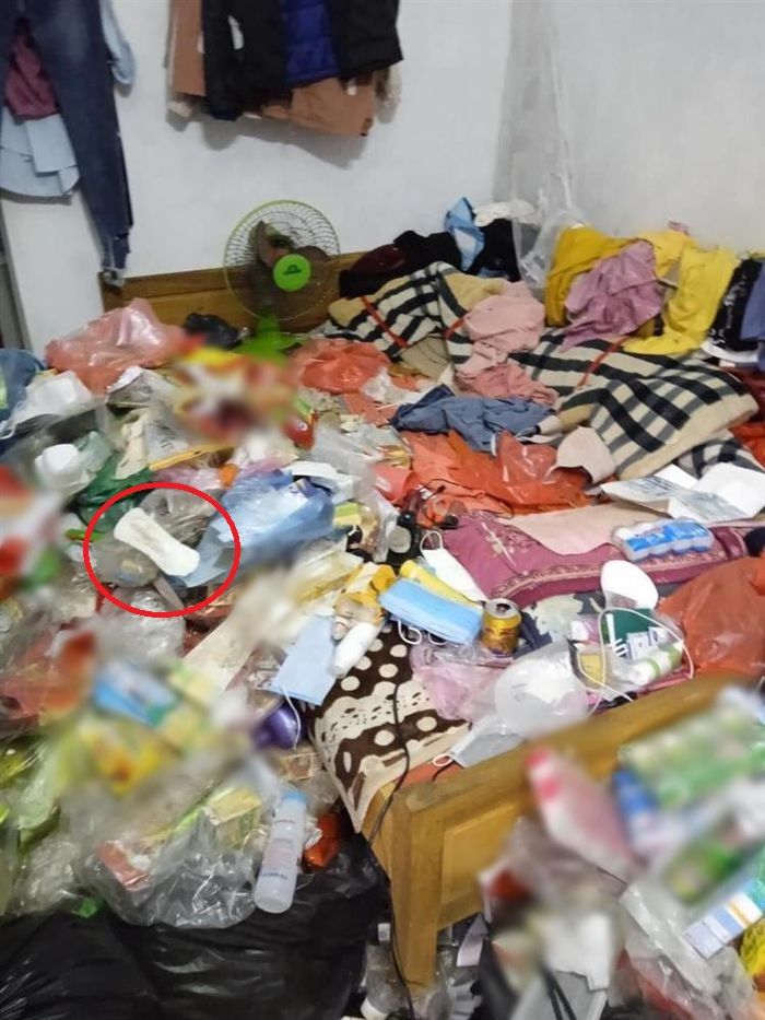 Phòng ngủ bẩn như bãi rác của nữ streamer xứ Trung gây phẫn nộ