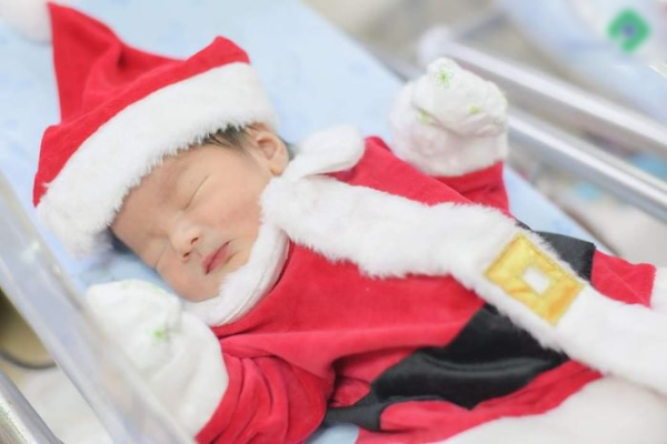 Các em bé chào đời vào ngày Giáng sinh bệnh viện mặc đồ đỏ ăn mừng