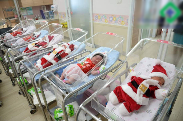 Các em bé chào đời vào ngày Giáng sinh bệnh viện mặc đồ đỏ ăn mừng