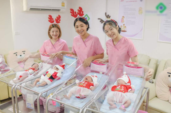 Các em bé chào đời vào ngày Giáng sinh bệnh viện mặc đồ đỏ ăn mừng