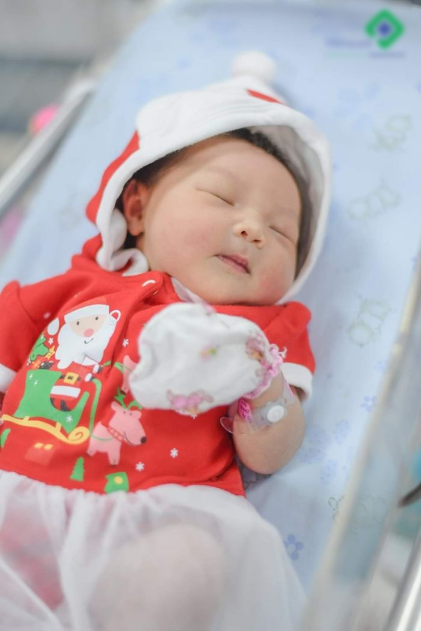 Các em bé chào đời vào ngày Giáng sinh bệnh viện mặc đồ đỏ ăn mừng