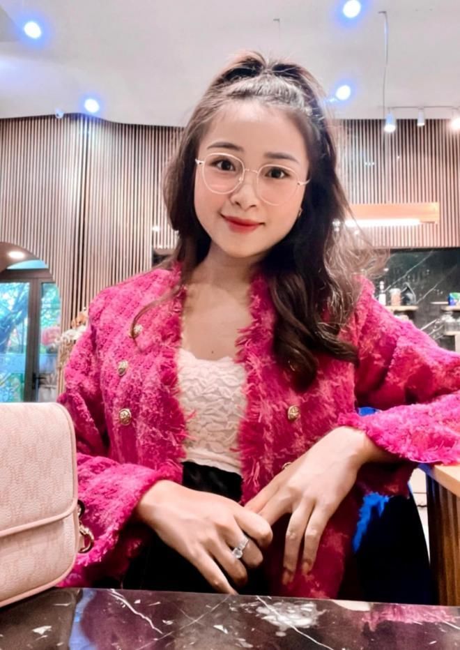 Mang bầu lần 2 vợ Phan Văn Đức xinh vượt bậc, gu thời trang đỉnh cao