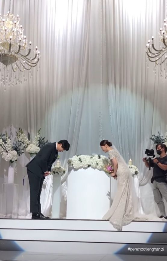 MC hô ai cúi đầu sâu hơn thì yêu người kia hơn: Chú rể nằm luôn ra sàn