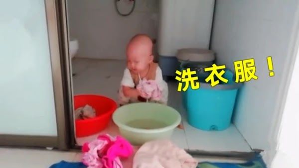 Bé 2 tuổi tự pha trà sữa cho khách khi mẹ đi vắng vì sợ mất mối