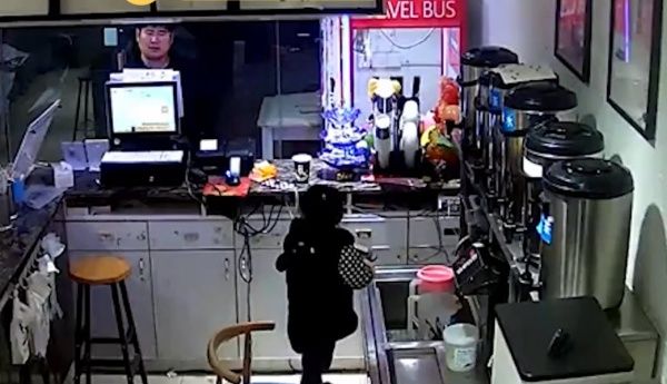 Bé 2 tuổi tự pha trà sữa cho khách khi mẹ đi vắng vì sợ mất mối