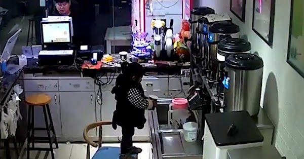 Bé 2 tuổi tự pha trà sữa cho khách khi mẹ đi vắng vì sợ mất mối