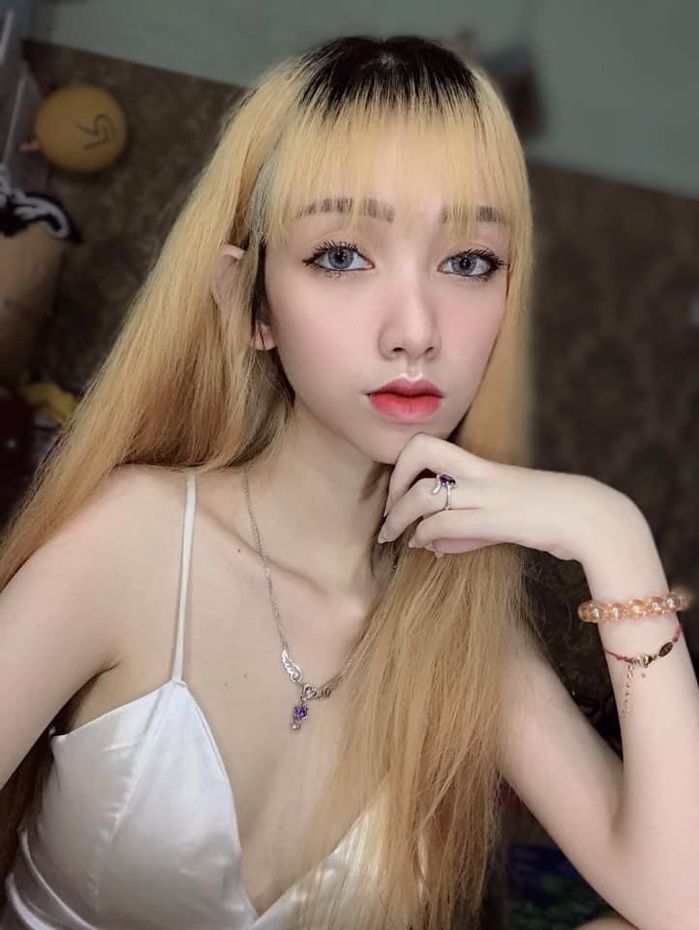 Cô gái làm mẹ đơn thân chăm con bằng chân gây xúc động