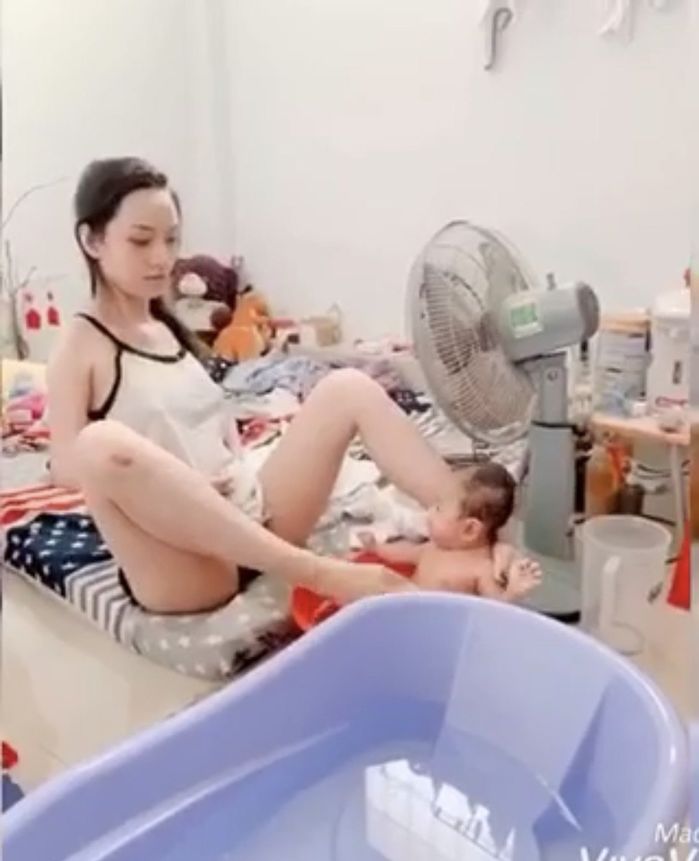 Cô gái làm mẹ đơn thân chăm con bằng chân gây xúc động