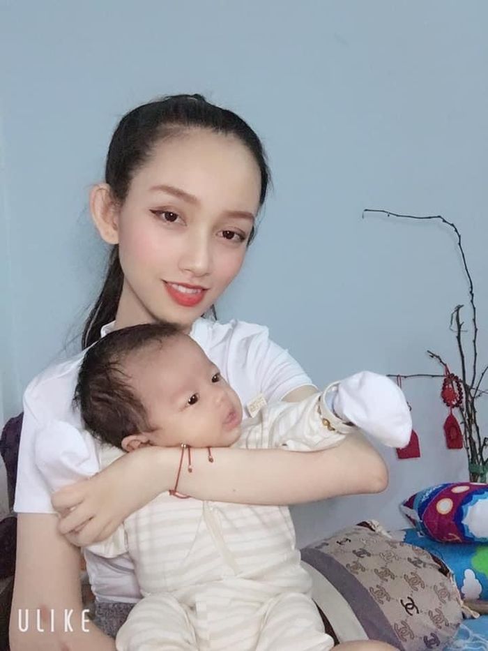 Cô gái làm mẹ đơn thân chăm con bằng chân gây xúc động