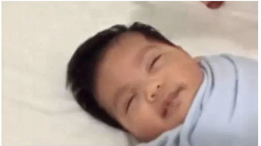 Mẹ mải làm rẫy để con ngủ trong cốp xe, dân mạng tranh cãi nảy lửa