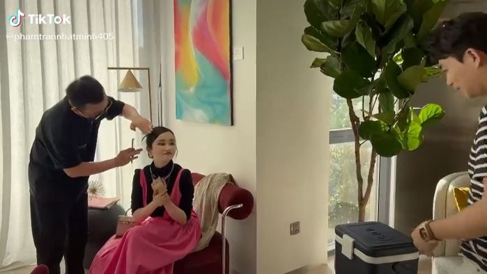 Minh nhựa chiều vợ hai: Hộ tống đi chụp ảnh, đeo đồng hồ tận tay 