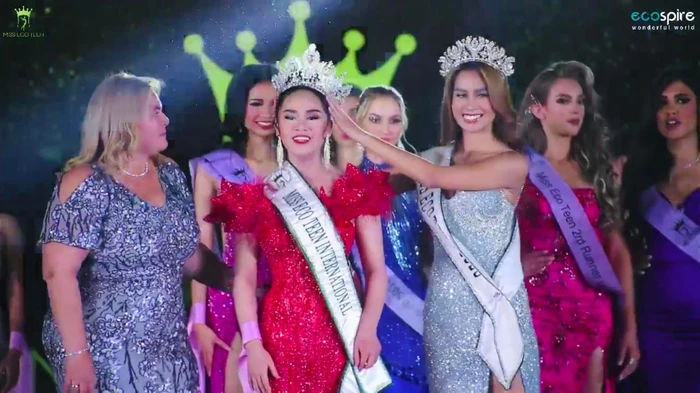 Minh Tú đứng sau màn catwalk và cú xoay chấn động của Bella Vũ