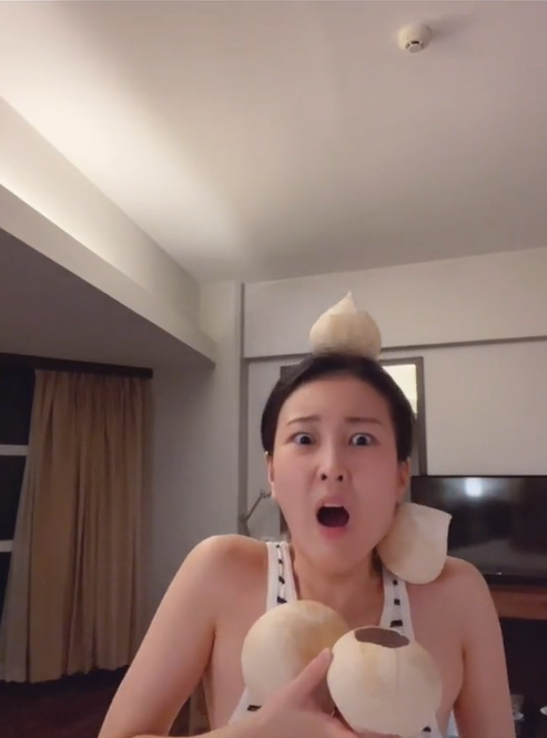 Miss Grand Hong Kong ăn một lúc 6 trái dừa với loạt biểu cảm hài hước
