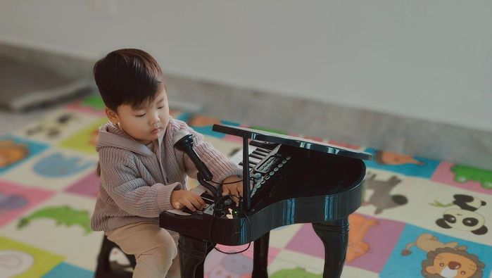 Bo mới 2 tuổi đã tập tành đàn hát hứa hẹn nối nghiệp mẹ Hòa