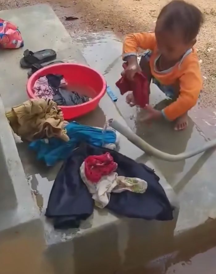 Bé gái mới 3 tuổi trên bản giặt đồ thuần thục trông thấy mà thương