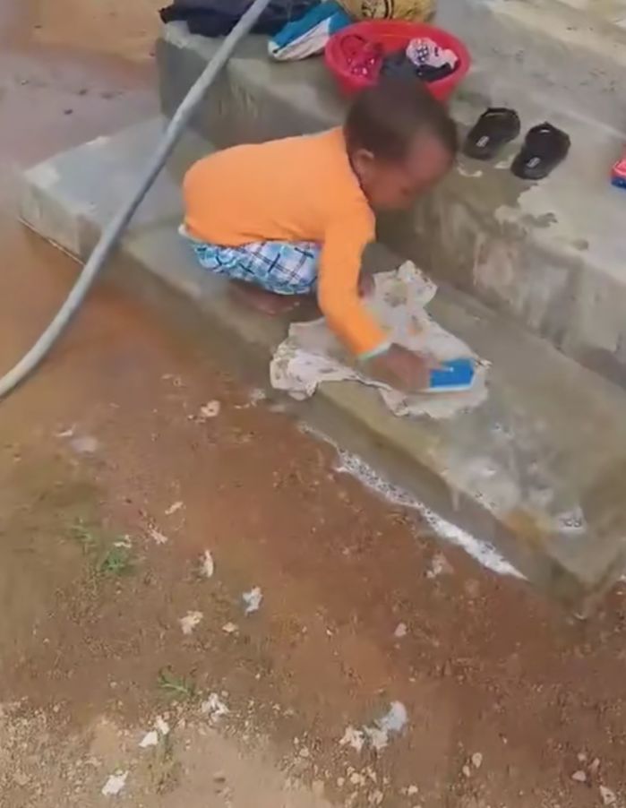 Bé gái mới 3 tuổi trên bản giặt đồ thuần thục trông thấy mà thương