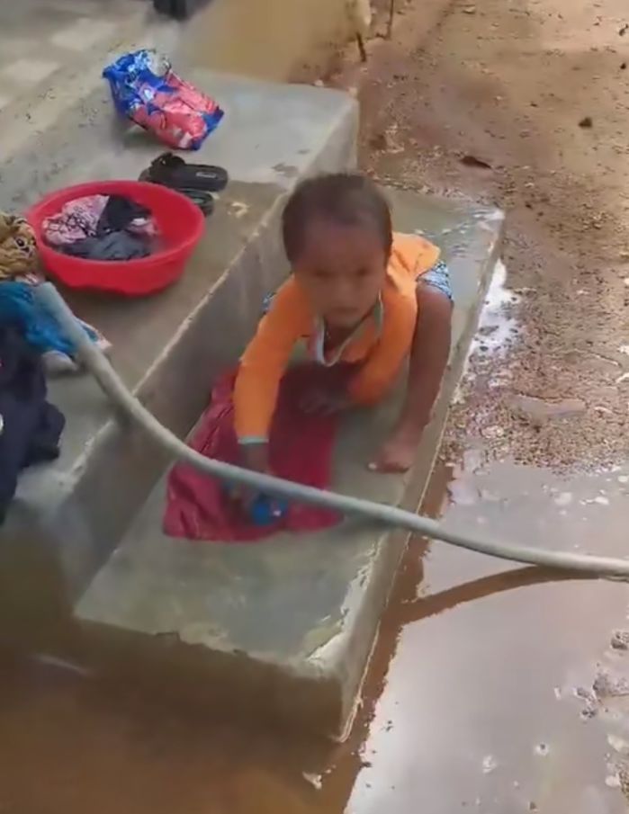 Bé gái mới 3 tuổi trên bản giặt đồ thuần thục trông thấy mà thương