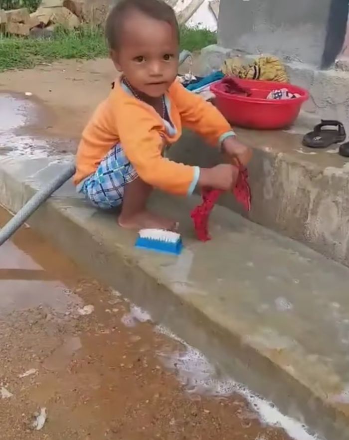 Bé gái mới 3 tuổi trên bản giặt đồ thuần thục trông thấy mà thương