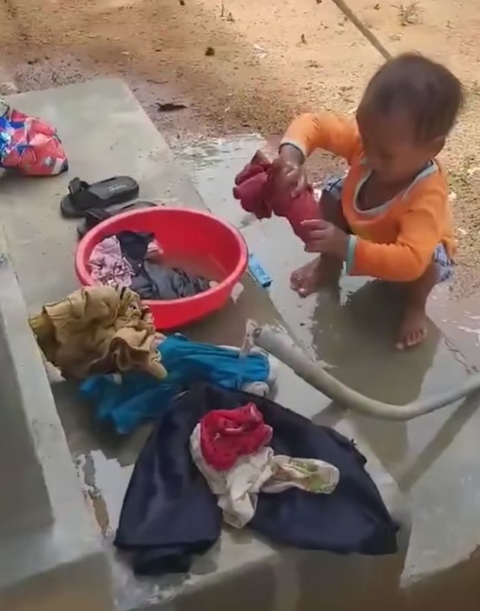 Bé gái mới 3 tuổi trên bản giặt đồ thuần thục trông thấy mà thương